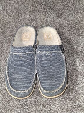 Gecko Man slip-on slippers featuring a blue canvas upper with white contrast